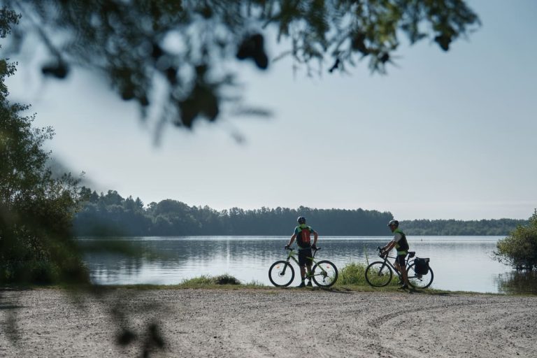 Vélo sur le canal de Nantes à Brest ©DDUFOUR